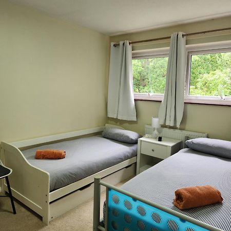 Twin Room In Crawley,Gatwick,West Sussex Ifield Екстериор снимка