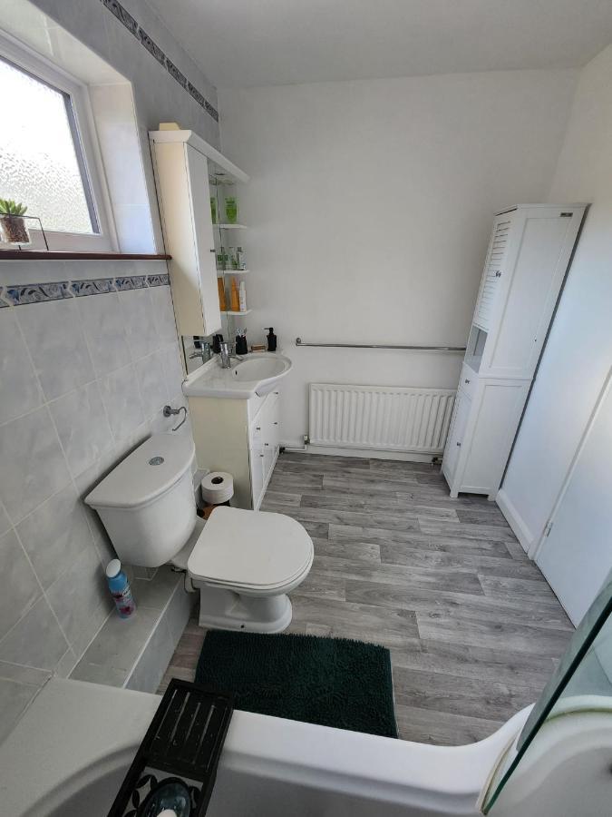 Twin Room In Crawley,Gatwick,West Sussex Ifield Екстериор снимка