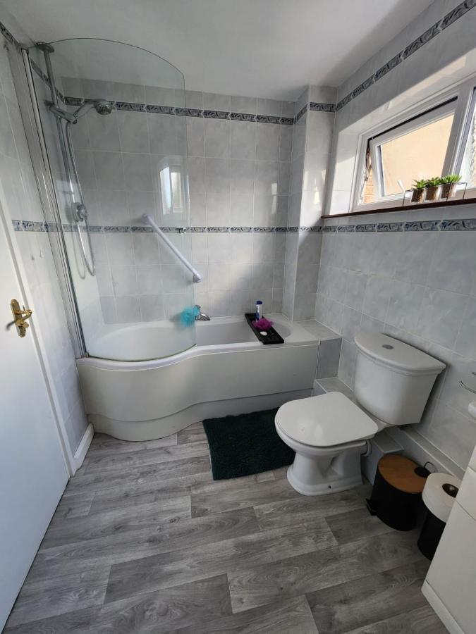 Twin Room In Crawley,Gatwick,West Sussex Ifield Екстериор снимка