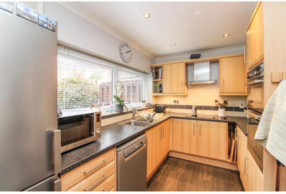 Twin Room In Crawley,Gatwick,West Sussex Ifield Екстериор снимка
