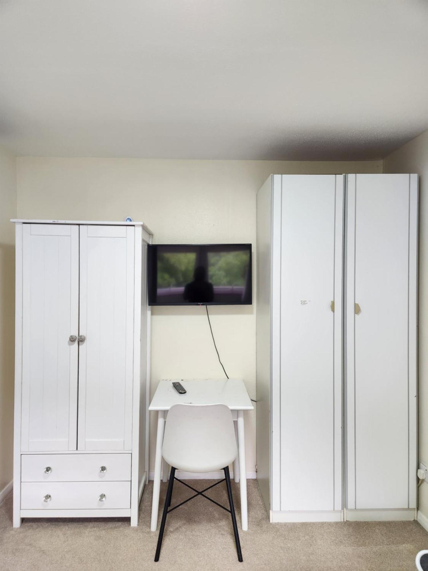 Twin Room In Crawley,Gatwick,West Sussex Ifield Екстериор снимка